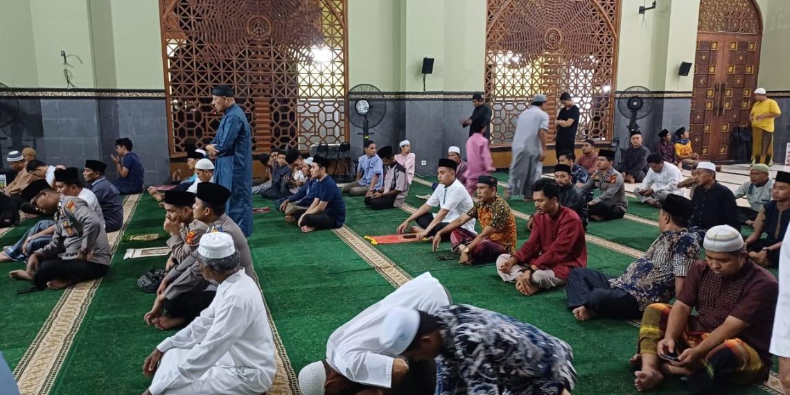 Polres Kampar Gelar Sholat Taraweh Berjemaah Di Masjid Skala Prioritas.