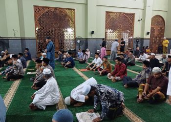Polres Kampar Gelar Sholat Taraweh Berjemaah Di Masjid Skala Prioritas.