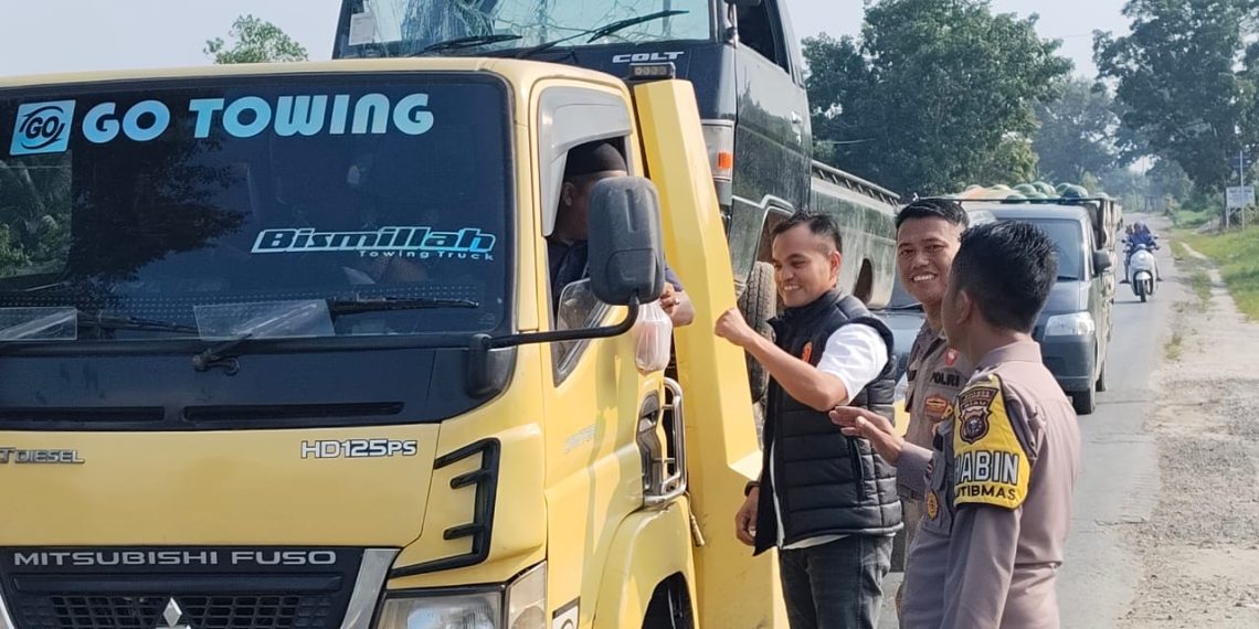 Kapolsek Kampar Kiri Hilir, Bagi-gagi Takjil Gratis di Jalan Raya Kelurahan Sungai Pagar