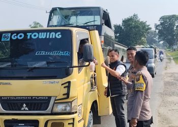 Kapolsek Kampar Kiri Hilir, Bagi-gagi Takjil Gratis di Jalan Raya Kelurahan Sungai Pagar
