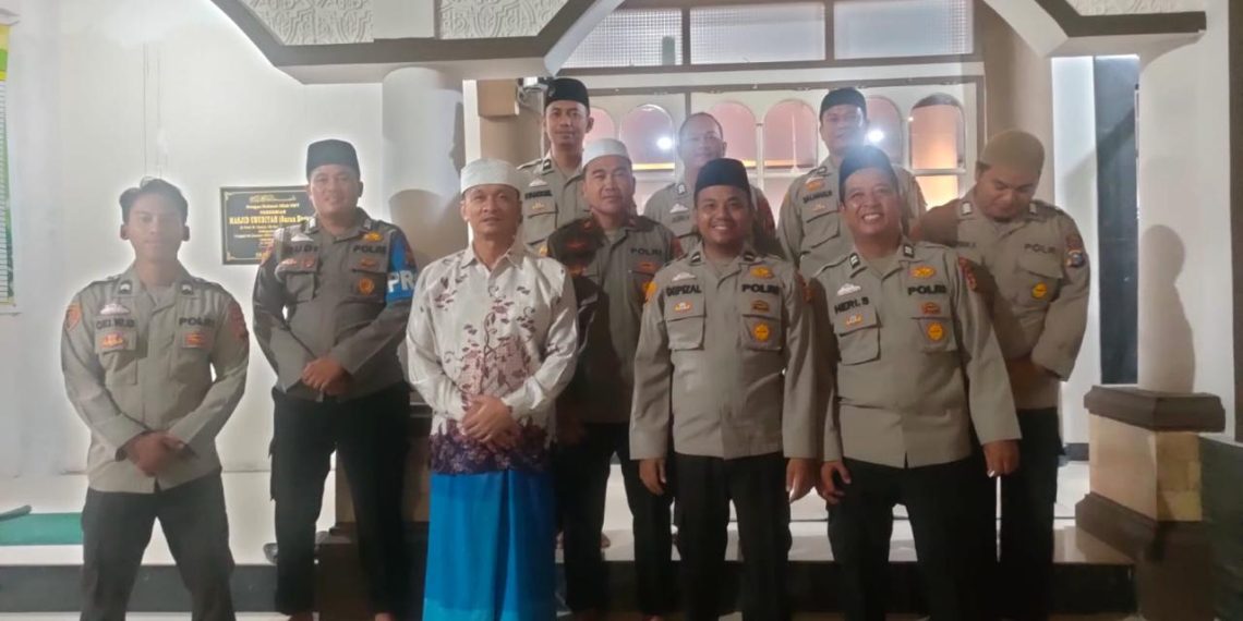 Lebih Dekat dengan Masyarakat Personil Polres Kampar Laksanakan Sholat Subuh Keliling