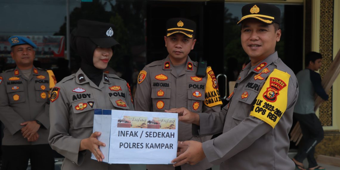 Polres Kampar Infak dan Sedekah Kepada Korban Bencana Banjir