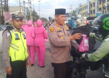 Keluarga Besar Polsek Siak Hulu Berbagi 50 Takjil Kepada Pengguna Jalan Raya Tertib Berlalu Lintas