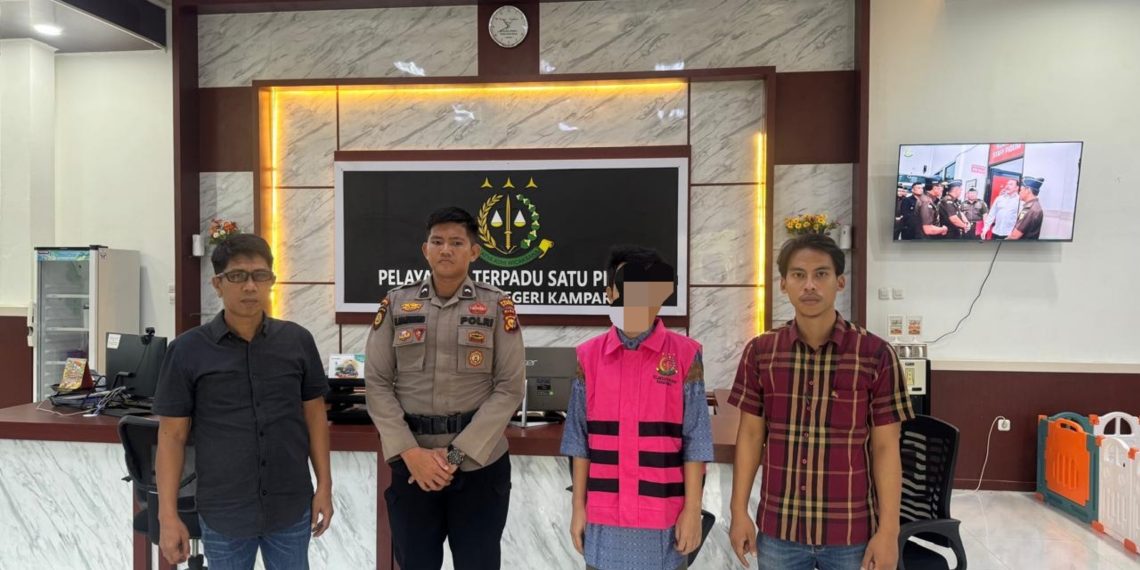 Unit Tipikor Sat Reskrim Polres Kampar Limpahkan Tersangka dan Barang Bukti Kasus Tindak Pidana Korupsi Ke Kejari Kampar