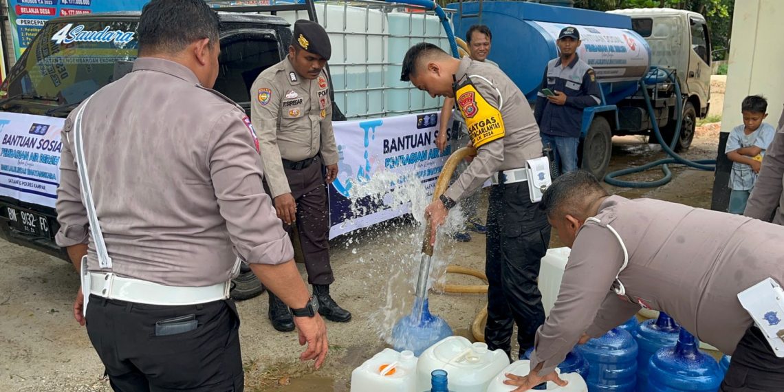 Rangka HUT Lalu Lintas ke-69, Satlantas Polres Kampar Bagi-bagi Air Bersih di Tapung Hulu dan Cooling Sistim pilkada Damai 2024