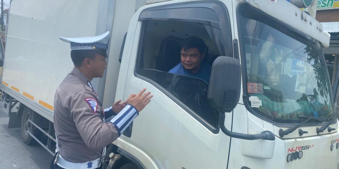 Guna Memberikan Rasa Aman di Pilkada Damai 2024, Satlantas Cooling System kepada Pengguna Jalan