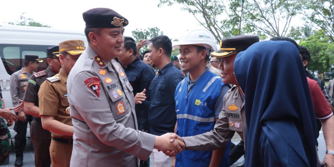 Kapolda Riau Pantau Langsung Proses Pencoblosan di TPS Kampar, Pastikan Pilkada Berjalan Lancar