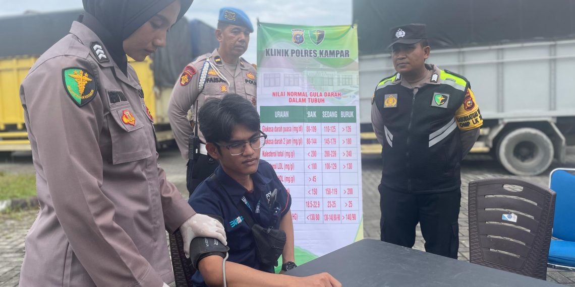 Siap Mengantar Logistik Pilkada! Bidokes Polres Kampar Pastikan Kesehatan Driver Truck Prima