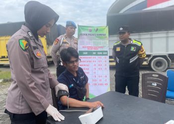 Siap Mengantar Logistik Pilkada! Bidokes Polres Kampar Pastikan Kesehatan Driver Truck Prima