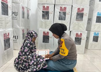 Polwan Cantik Polres Kampar: Menjaga Kotak Suara, Tak Lupakan Kewajiban Ibu dan Ibadah