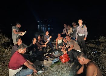 “Kasat Lantas Polres Kampar dan Bhabinkamtibmas Dasril Bakar Ikan Bareng Sopir Terdampak Longsor, Jalin Keakraban di Tengah Kesulitan”