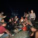 “Kasat Lantas Polres Kampar dan Bhabinkamtibmas Dasril Bakar Ikan Bareng Sopir Terdampak Longsor, Jalin Keakraban di Tengah Kesulitan”