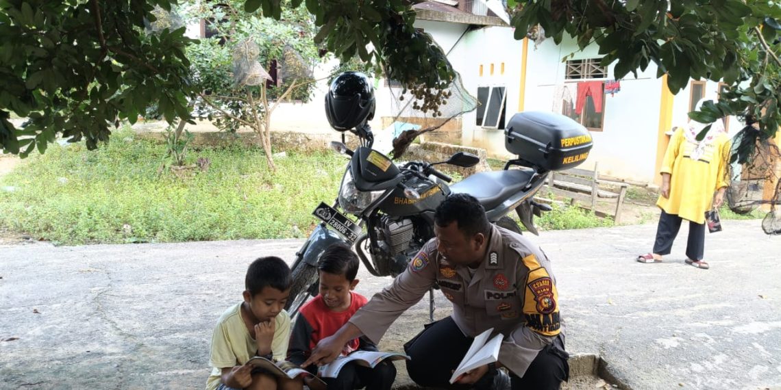 Bripka Wawan Asroy Harahap Sukses Gelar Perpustakaan Keliling di Desa Merangin, Ajak Anak-Anak Belajar dan Bermain