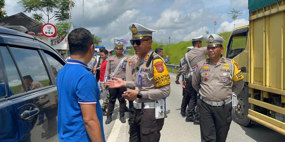 “Keselamatan Utama”, Kasat Lantas Polres Kampar Gelar Ramp Check dan Rikes Pengemudi di Gerbang Tol Sungai Pinang