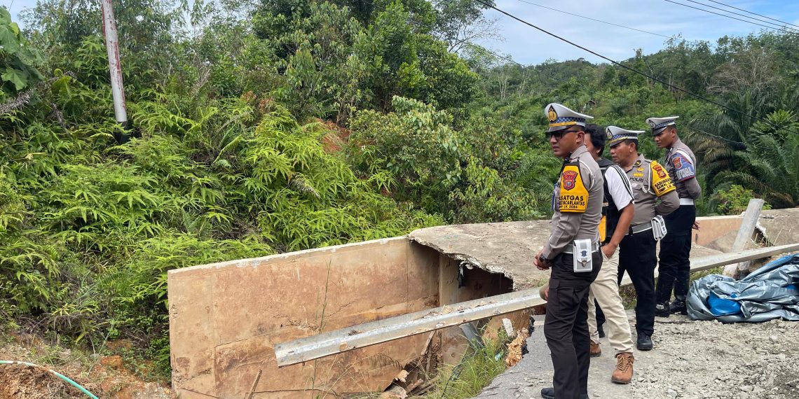 Polres Kampar Bergerak Cepat Tangani Jalan Amblas di KM 91, Atur Arus Lalu Lintas untuk Hindari Kemacetan Jelang Natal