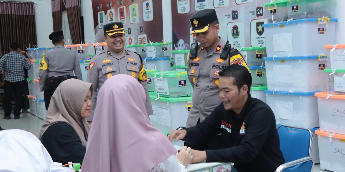 Waka Polres Kampar Pastikan Keamanan Gudang dan Kantor KPU Pasca Penghantaran Kotak Suara