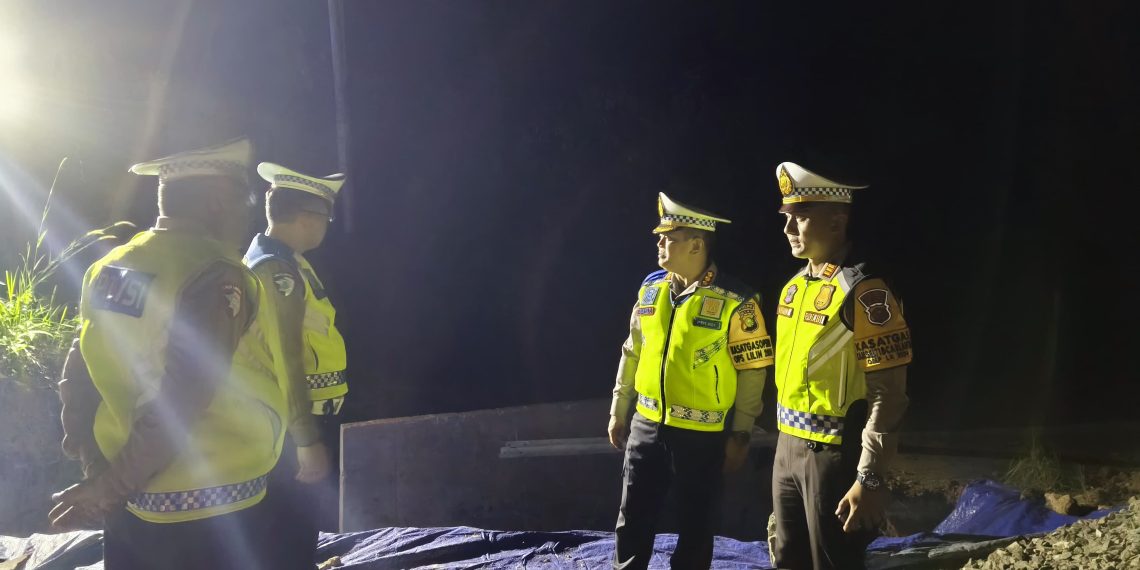 “Apresiasi Untuk Pengabdian”, Dirlantas Polda Riau Berikan Semangat dan Parcel kepada Personel di Pos Pengamanan