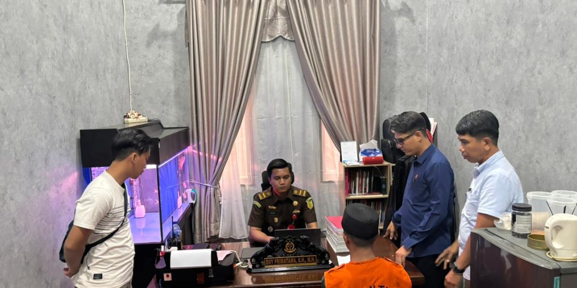 Tersangka Kasus Korupsi Desa Deras Tajak Resmi Diserahkan ke Kejaksaan Negeri Kampar