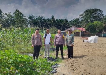 Kapolsek Tapung Hilir Semangati Warga Desa Cinta Damai, Dukung Ketahanan Pangan di Lahan Desa!