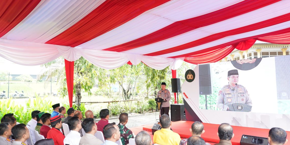 Polda Riau Serahkan 2.250 Paket Bantuan Sosial kepada Mahasiswa*
