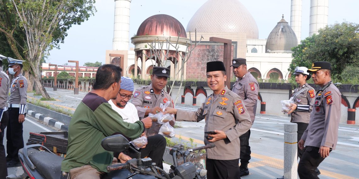 Kapolres Kampar Bagi-bagi Takjil di Bulan Ramadan, Tunjukkan Kepedulian dan Jaga Kamtibmas!