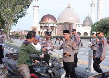 Kapolres Kampar Bagi-bagi Takjil di Bulan Ramadan, Tunjukkan Kepedulian dan Jaga Kamtibmas!