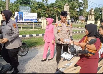 Polsek Siak Hulu dan Bhayangkari Berbagi Kebahagiaan, Bagikan Takjil Gratis di Bulan Ramadan!