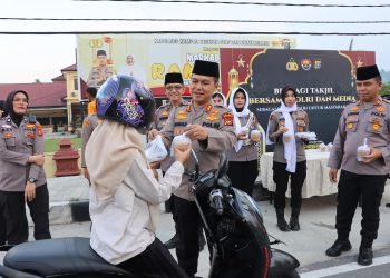Polri dan Media Bersatu, Bagikan Takjil dan Buka Puasa Bersama di Seluruh Indonesia, Polres Kampar Berbagi Kebahagiaan dengan Warga