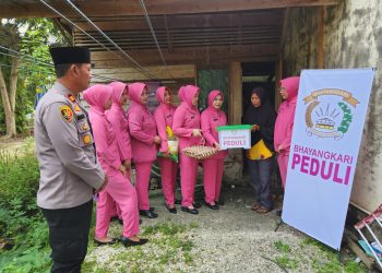 Bhayangkari Peduli, Kapolsek Kampar Kiri Hilir Salurkan Bantuan Sembako untuk Warga Kurang Mampu di Kelurahan Sungai Pagar