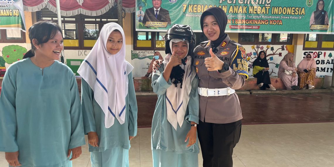 Satlantas Polres Kampar Berikan Edukasi dan Helm SNI Kepada Pelajar di SMP N 1 Bangkinang Kota, Wujudkan Kamseltibcarlantas