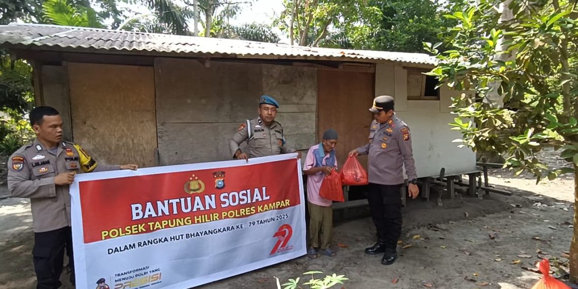 Merajut Silaturahmi: Polsek Tapung Hilir Bagikan Bansos dalam Rangka Hari Bhayangkara