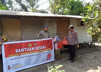 Merajut Silaturahmi: Polsek Tapung Hilir Bagikan Bansos dalam Rangka Hari Bhayangkara