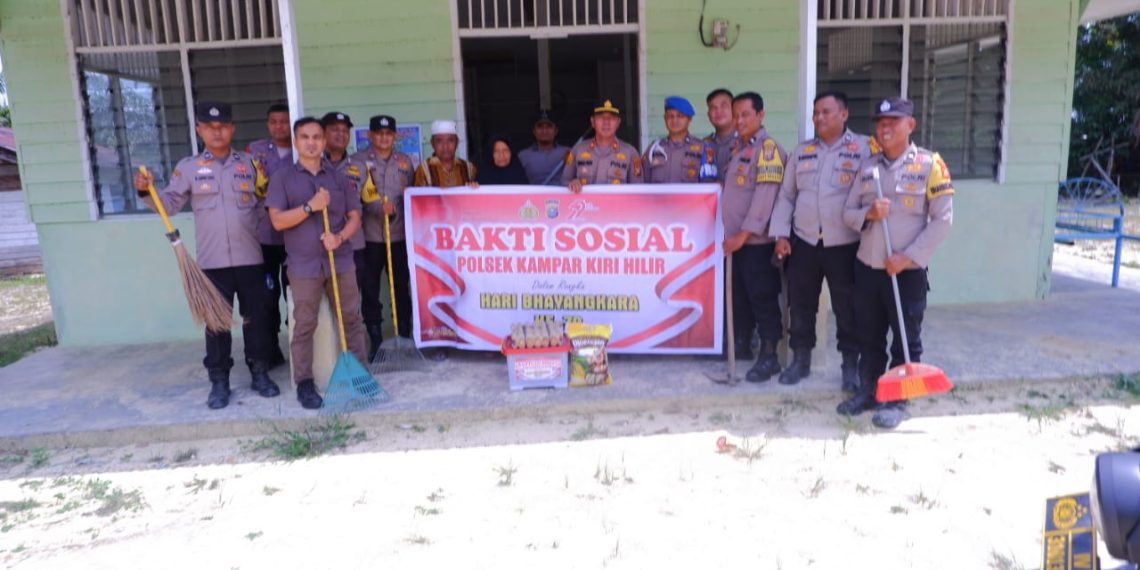Polsek Kampar Kiri Hilir Bersihkan Mushollah Al Hidayah: Menjelang HUT Bhayangkara, Polri Berbagi Kebaikan