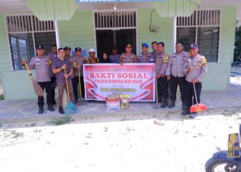Polsek Kampar Kiri Hilir Bersihkan Mushollah Al Hidayah: Menjelang HUT Bhayangkara, Polri Berbagi Kebaikan