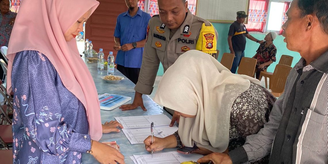 Sinergi Polri dan Desa: Pembagian BLT di Tapung Lestari Berjalan Aman dan Tertib!