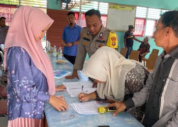 Sinergi Polri dan Desa: Pembagian BLT di Tapung Lestari Berjalan Aman dan Tertib!