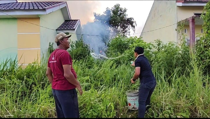 Aksi Heroik Kasatreskrim Polres Kampar: Tangkap Pelaku Karhutla dan Padamkan Api di Dekat Perumahan!