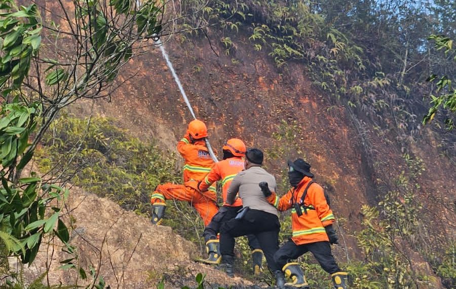 Kapolsek Bangkinang Barat Pimpin Pemadaman Karhutla di Salo Timur, Api Berhasil Dipadamkan!