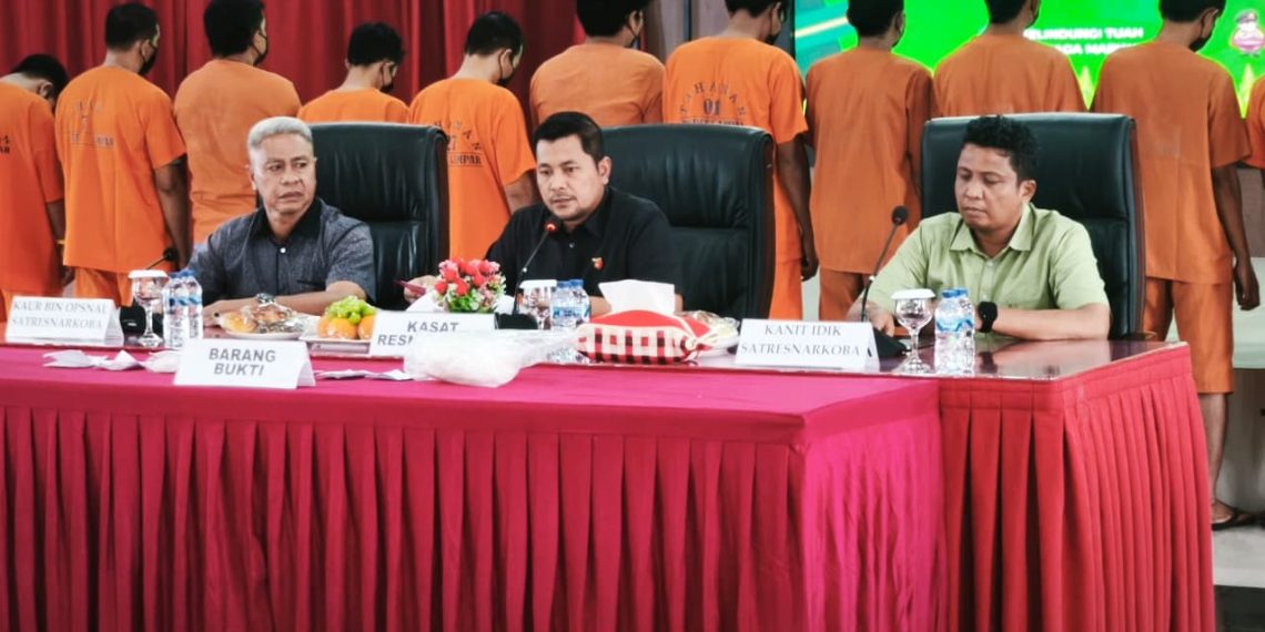 “JANGAN COBA-COBA JUAL NARKOBA DI KAMPAR!” Polres Kampar GILING SABU-SABU, 16 PENGEDAR JADI MODEL IKLAN ANTI-NARKOBA!