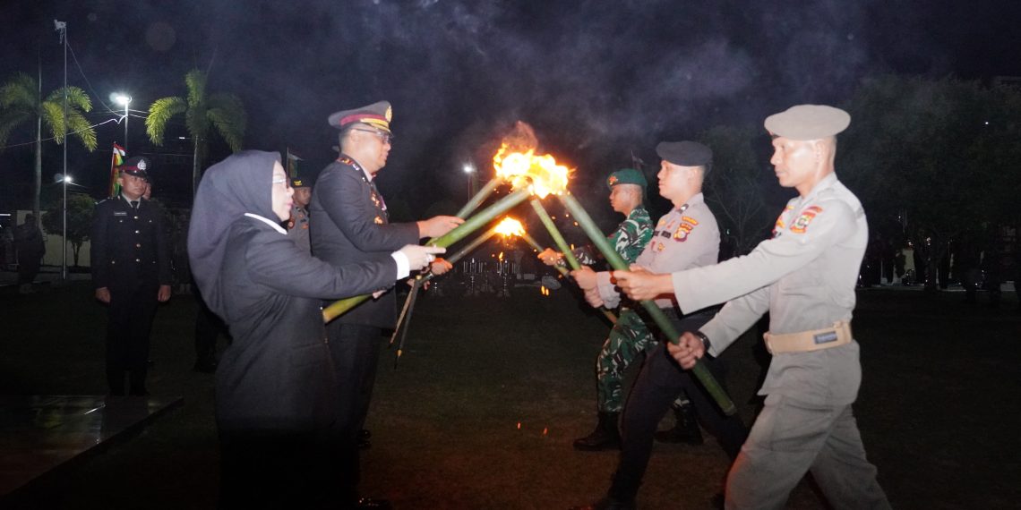 Kapolres Kampar Pimpin Upacara Taptu, Wabup Lepas Pawai Obor Semarakkan HUT RI ke-80 di Bangkinang
