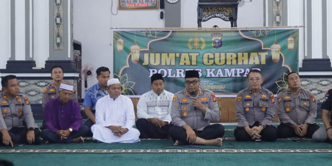 Kapolres Kampar Gelar Jum’at Curhat di Sumber Sari, Serahkan Bantuan dan Tanam Pohon