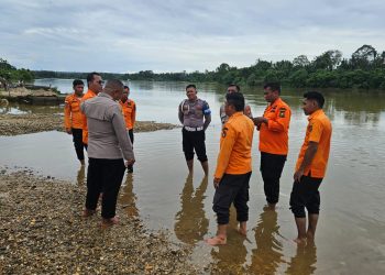 “Kapolsek Bangkinang Barat ‘Gencar’ Patroli Sungai Kampar, ‘Pantau’ Debit Air, ‘Siaga’ Bencana, ‘Keselamatan’ Warga Prioritas!”