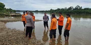 “Kapolsek Bangkinang Barat ‘Gencar’ Patroli Sungai Kampar, ‘Pantau’ Debit Air, ‘Siaga’ Bencana, ‘Keselamatan’ Warga Prioritas!”