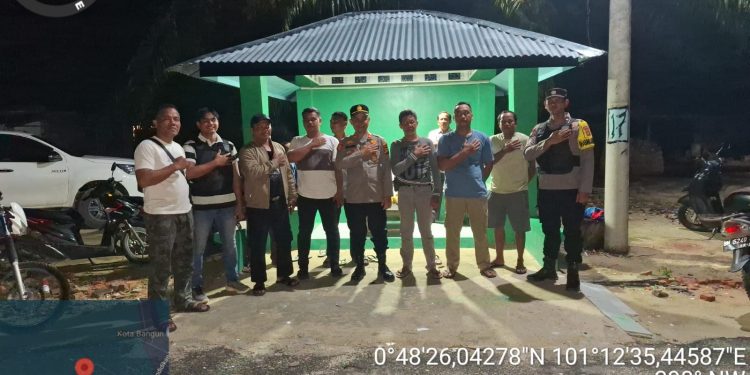 “‘Kekompakan Polisi & Masyarakat Tapung Hilir, Kapolsek Berikan Arahan di Pos Kamling, Harkamtibmas Terjaga!”