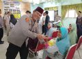 “Kapolsek Kampar Bagikan Berkah Jumat, Sentuh Warga Kampung Panjang, Kapolsek: Hidup Singkat, Berbuat Kebaikanlah’!”