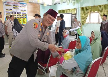 “Kapolsek Kampar Bagikan Berkah Jumat, Sentuh Warga Kampung Panjang, Kapolsek: Hidup Singkat, Berbuat Kebaikanlah’!”