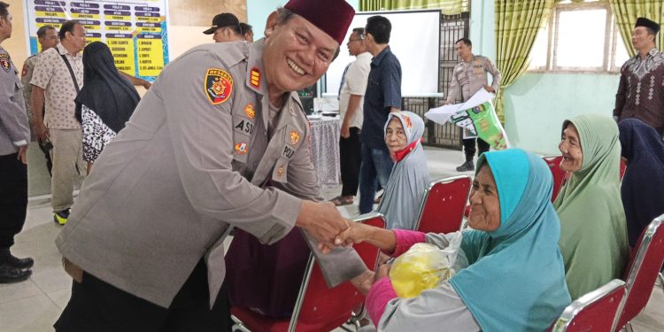 “Kapolsek Kampar Bagikan Berkah Jumat, Sentuh Warga Kampung Panjang, Kapolsek: Hidup Singkat, Berbuat Kebaikanlah’!”