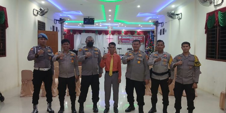 “Kapolsek Kampar Pastikan Ibadah Malam Tahun Baru Berjalan Lancar, Cek Personel, Kapolsek: Kondisi Aman Terkendali!”