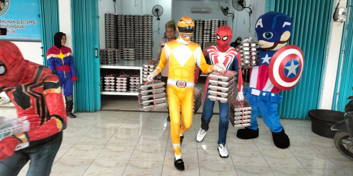 Unik! Polisi Jadi Superhero di SD Kualu!”