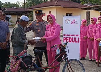 Polsek Kampar dan Bhayangkari Gelar Aksi Berbagi Takjil di Jalan Raya, Bangun Kehangatan Ramadhan dan Sinergi Bersama Masyarakat